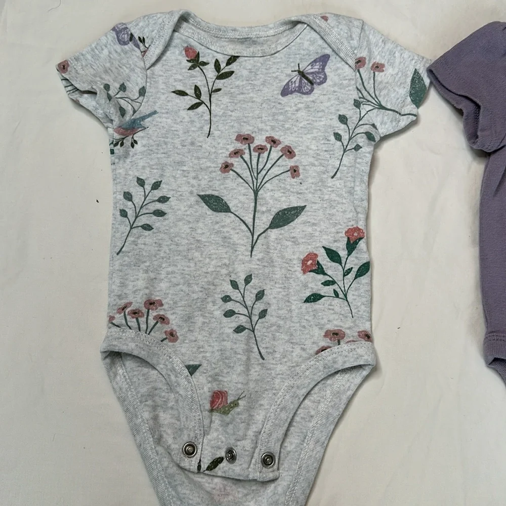 Carter’s bundle of 6 short sleeve baby girl onesies. They all have cute sayings.